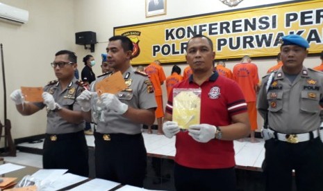 Kapolres Purwakarta AKBP Twedi Aditya Bennyahdi didampingi Wakapolres Kompol Yanna dan Kasat Narkoba AKP Heri Nyrcahyo, saat menunjukan barang bukti narkoba, Sabtu (20/10). 