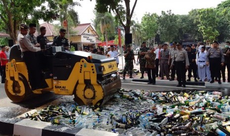 Kapolres Purwakarta AKBP Twedi Aditya Bennyahdi, didampingi Wakil Bupati Purwakarta, Aming, serta disaksikan oleh unsur muspida dan ulama, memusnahkan barang bukti minuman keras, Kamis (20/12). Selama 2018 ini, polisi memusnahkan 6.155 botol miras dan 600 liter tuak. 