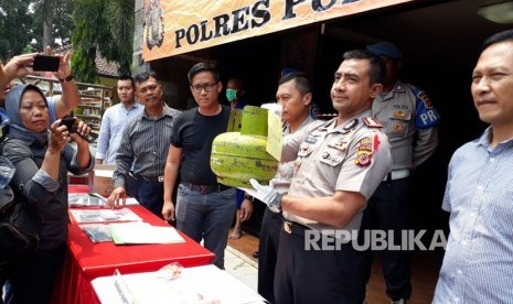 Kapolres Purwakarta AKBP Twedi Aditya Bennyahdi, memerlihatkan barang bukti gas elpiji 3 Kg yang dikirim dari Jakarta untuk dijual ke sejumlah warung di Purwakarta, Kamis (5/4). 