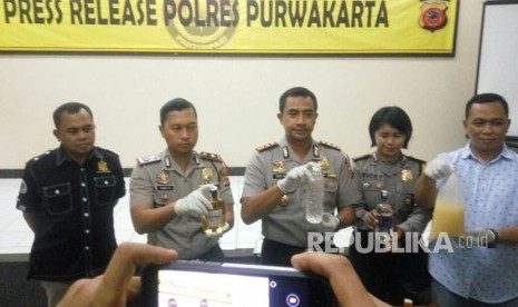 [ilustrasi] Kapolres Purwakarta AKBP Twedi Aditya Bennyahdi, memerlihatkan barang bukti tuak dan miras yang disita petugas, Selasa (10/4). Polres setempat berhasil mengamankan 689 botol ciu dan miras berbagai merek. 