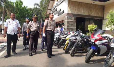 Kapolres Purwakarta AKBP Twedi Aditya Bennyahdi, saat ekspos kasus pencurian dengan pemberatan, Jumat (12/10). Polisi membekuk empat pelaku curanmor dengan barang bukti 14 unit sepeda motor. 