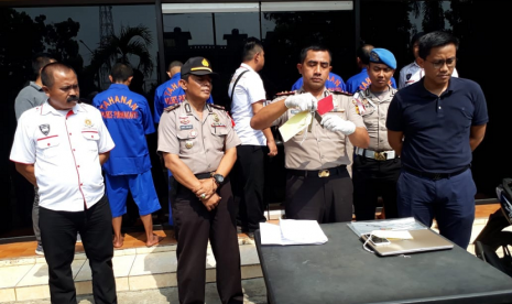 Kapolres Purwakarta AKBP Twedi Aditya Bennyahdi, saat ekspos kasus pencurian dengan pemberatan, Jumat (12/10). Polisi membekuk empat pelaku curanmor dengan barang bukti 14 unit sepeda motor. 