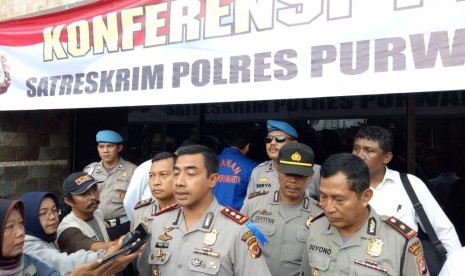 Kapolres Purwakarta AKBP Twedi Aditya Bennyahdi, saat konferensi pers mengenai pelaku penggadai 32 mobil, Selasa (6/11). 