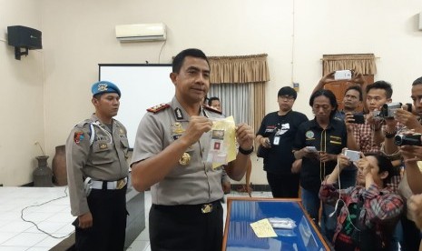 Kapolres Purwakarta AKBP Twedi Aditya Bennyahdi, saat memerlihatkan barang bukti sabu-sabu yang diedarkan satu keluarga, Kamis (7/2). 