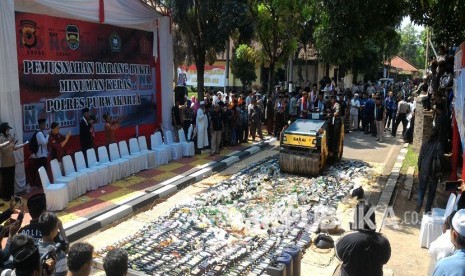 Kapolres Purwakarta AKBP Twedi Aditya Benyyahdi bersama unsur ulama, memusnahkan ribuan botol miras berbagai merek, tuak dan ciu, Sabtu (12/5).