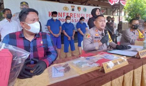 Kapolres Salatiga, AKBP Indra Mardiana (tengah), menunjukkan barang bukti serta para tersangka dugaan penipuan berkedok penukaran uang asing di Mapolres Salatiga, Kota Salatiga, Jawa Tengah, Jumat (9/9/2022).