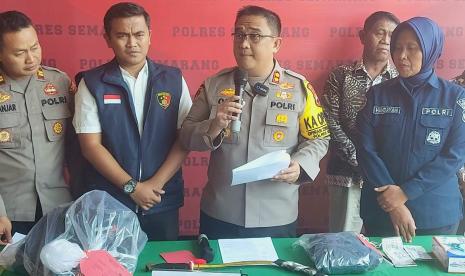   Kapolres Semarang, AKBP Achmad Oka Mahendra, dalam konferensi pers pengungkapan kasus tawuran antar kelompok pelajar berujung jatuhnya korban jiwa, di Mapolres Semarang, Ungaran, Kabupaten Semarang, Rabu (13/9/2023).