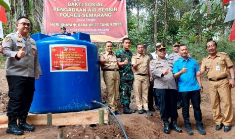  Kapolres Semarang, AKBP Achmad Oka Mahendra (paling kiri), bersama Bupati Semarang, H Ngesti Nugraha (dua dari kiri), dan Dandim 0714/Salatiga, Letkol Inf Ade Pribadi Siregar, saat meresmikan sarpras akses air bersih bantuan untuk warga Dusun Jeporo, Desa Kemambang, Kecamatan Banyubiru, Kabupaten Semarang, Senin (19/6).