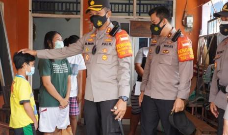   Kapolres Semarang, AKBP Ari Wibowo menghibur dan memberi semangat anak yang orang tuanya meninggal dunia akibat Covid-19, Selasa (10/8). Anak yatim piatu karena orang tuanya terdampak Covid-19 tersebut selanjutnya menjadi anak asuh Polres Semarang.