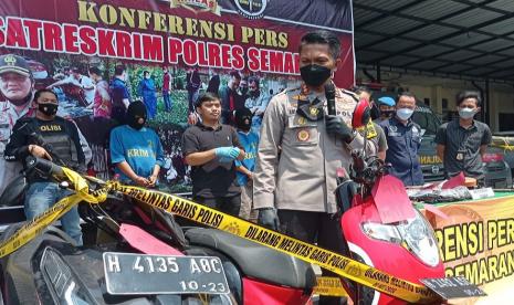 Kapolres semarang, AKBP Ari Wibowo menunjukkan barang bukti hasil kejahatan dan tersangka, dalam ekspos ungkap kasus pencurian bermodus kencan berbayar, di Mapolres Semarang, di Ungran, Kabupaten Semarang, Kamis (29/4).