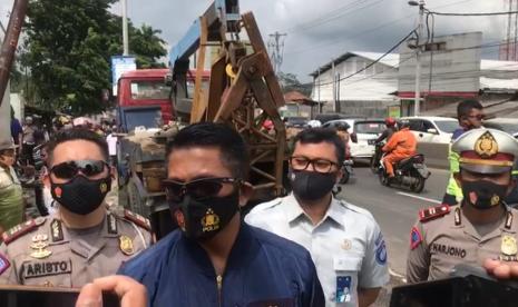 Kapolres Semarang, AKBP Ari Wibowo saat memimpin proses evakuasi kendaraan yang terlibat kecelakaan lalu lintas, di Jala Soekarno- Hatta, Harjosari, Kecamatan Bawen, Kabupaten Semarang, Sabtu (16/1). Kecelakaan yang melibatkan sebuah truk boks troton dan dumptruck pengangkut sampah ini mengakibatkan tiga korban jiwa.