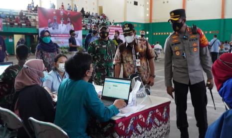 Kapolres Semarang, AKBP Ari Wibowo saat meninjau pelaksanaan Vaksinasi Merdeka Candi di kompleks GOR Pandanaran, Wujil, Kabupaten Semarang, Kamis (5/8). Vaksinasi yang digelar dalam rangka HUT Kemerdekaan RI ke-76 ini menyasar warga pondok pesantren, buruh dan masyarakat umum.