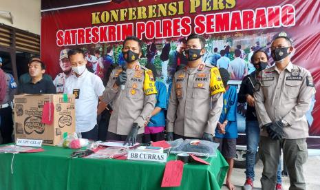 Kapolres Semarang, AKBP Ari Wibowo (tengah) menunjukkan sejumlah barang bukti tindak kejahatan bermodus penggandaan uang, di mapolres Semarang, Jumat (28/5). Jajaran Polres Semarang meringkus tiga orang komplotan penipuan berkedok penggandaan uang yang telah beraksi di sejumlah daerah.