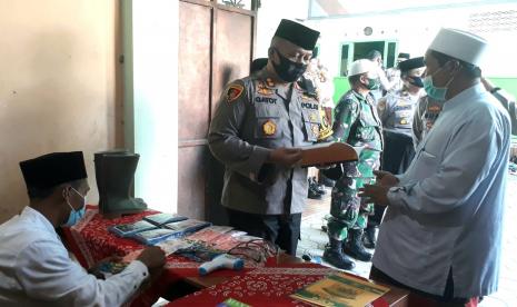 Kapolres Semarang, AKBP Gatot Hendro Hartono bersama Pengasuh Ponpes Darussalam, KH Murodi meninjau beberapa fasilitas Ponpes Tangguh, di lingkungan Ponpes Darussalam, Desa Gebugan, Kecamatan Bergas, Kabupaten Semarang, Jumat (3/7). Polres Semarang canangkan Ponpes Darussalam sebagai Ponpes Tangguh dalam menghadapi pandemi Covid-19.