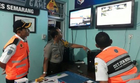 Kepala Dinas Perhubungan Kab. Semarang, Prayitno Sudaryanto (kiri) dan Kapolres Semarang, AKBP Vincentius Thirdy Hadmiarso (tengah), memantau ruas tol fungsional Bawen-Ungaran melalui CCTV di Pos Pelayanan Exit Tol Bawen, Jumat.