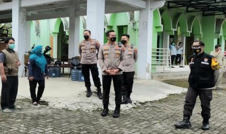 Kapolres Semarang, AKBP Yovan Fatika HA bersama jajarannya saat meninjau dan berkoordinasi dengan pengelola rumah isolasi terpusat (isoter) Bapelkes Pemprov Jawa tengah, di Siwakul, Kelurahan Bandarjo, Kecamatan Ungaran barat, Kabupaten Semarang, Selasa (8/2).