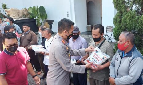 Kapolres Semarang, AKBP Yovan Fatika HA bersama sejumlah pejabat utama di lingkungan Polres Semarang menyalurkan bantuan paket beras kepada para pengemudi ojek pangkalan di halaman Balai Polisi dan Masyarakat (Benteng Willem II), Ungaran, Jumat (30/9). Dalam Kegiatan Jumat Berkah ini Polres semarang menyalurkan total 1.800 paket beras kepada kelompok masyarakat terdampak kenaikan harga BBM.