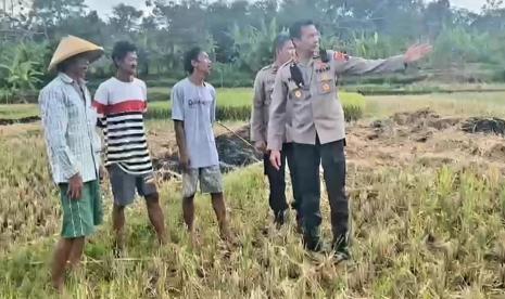 Kapolres Semarang, AKBP Yovan Fatika HA bersama Wakapolres Semarang, Kompol Sigit Ari Wibowo memberikan edukasi dan pemahaman kepada warga yang kedapatan masih membakar jerami sisa panen di dekat ruas tol Bawen- Ungaran KM 434 B, Selasa (20/9). Kapolres menekankan tindakan tersebut dapat mengganggu dan membahayakan para pengguna jalan tol.