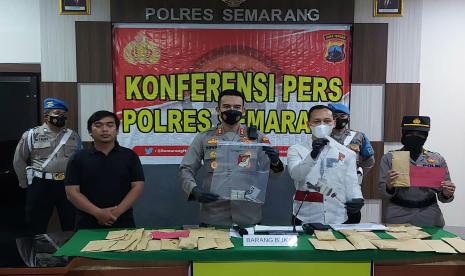   Kapolres Semarang, AKBP Yovan Fatika HA, memberikan keterangan pers terkait pengungkapan seorang ibu rumah tangga yang menerima gadai sepeda motor hasil penggelapan, di ruang Rupatama Polres Semarang, di Ungaran, Kabupaten Semarang, Kamis (6/1).