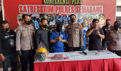 Kapolres Semarang, AKBP Yovan Fatika HA menunjukkan tersangka pelaku curat spesialis sepeda motor yang beraksi lebih di 17 TKP yang ada di wilayah hukum Polres Semarang, saat menggelar konferensi pers ungkap kasus di Mapolres Semarang, Kabupaten Semarang, Jumat (11/2).menunjukkan tersangka pelaku curat spesialis sepeda motor yang beraksi lebih di 17 TKP yang ada di wilayah hukum Polres Semarang, saat menggelar konferensi pers ungkap kasus di Mapolres Semarang, Kabupaten Semarang, Jumat (11/2).