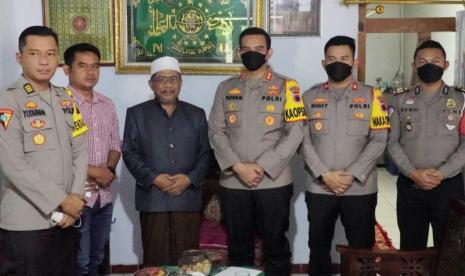 Kapolres Semarang, AKBP Yovan Fatika HA (tengah) saat bersilaturrahim dengan pengasuh Ponpes Al Ittihad, KH Nurkholis Thohir (dua dari kiri), di Ponpes Al Ittihad, Poncol, Desa Popongan, Kecamatan Bringin, Kabupaten Semarang, Jumat (15/10).