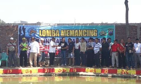 Kapolres Semarang menyerahkan hadiah kepada para juara lomba memancing bagi jajaran Polres Semarang.