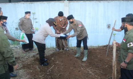 Kapolres Sukabumi Kota AKBP Sumarni menanam benih sorgum di Pesantren Darussyifa Al-Fithroh Perguruan Islam Yaspida Kadudampit, Kabupaten Sukabumi, Senin (15/6)