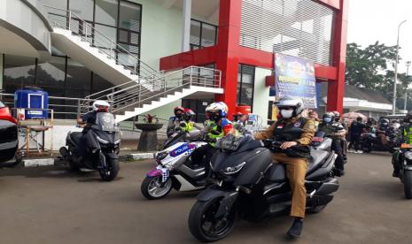 Kapolres Sukabumi Kota AKBP Sumarni, Wali Kota Sukabumi Achmad Fahmi, dan Wakil Wali Kota Sukabumi Andri Setiawan Hamami memimpil operasi yustisi penegakan protokol kesehatan di Lapangan Merdeka, Selasa (15/9)