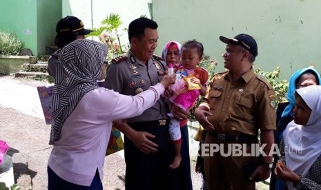 Kapolres Sukabumi Kota AKBP Susatyo Purnomo Condro melihat balita yang ditelantarkan di sawah yang kini dirawat di Panti Asuhan Muslimin Sukmawinata Sukabumi Selasa (20/2). 