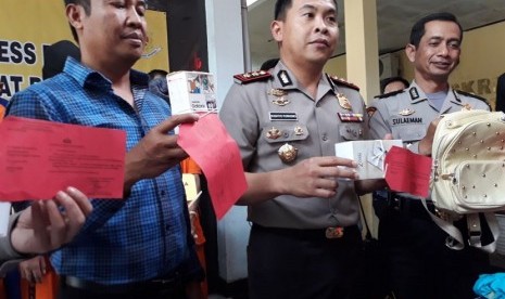 Kapolres Sukabumi Kota AKBP Susatyo Purnomo Condro memperlihatkan barang bukti aksi hipnotis yang menjadikan pelajar putri sebagai target kejahatan di Mapolres Sukabumi Kota, Kamis (25/1).