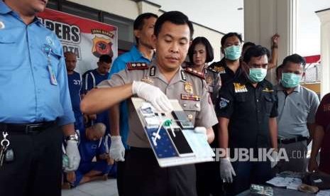 Kapolres Sukabumi Kota AKBP Susatyo Purnomo Condro memperlihatkan barang bukti narkoba dan obat keras di Mapolres Sukabumi Kota Kamis (30/8). Dari puluhan tersangka yang diamankan salah satunya bacaleg salah satu parpol.