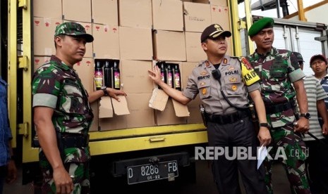 Kapolres Sukabumi Kota AKBP Susatyo Purnomo Condro memperlihatkan ribuan botol miras di dalam kendaraan truk di Mapolres Sukabumi.