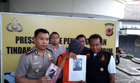 Kapolres Sukabumi Kota AKBP Susatyo Purnomo Condro merilis penangkapan seorang warga yang memposting ujaran kebencian di media sosial di Mapolres Sukabumi Kota Sabtu (3/3).