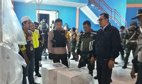 Kapolres Sukabumi Kota AKBP Susatyo Purnomo Condro, Wali Kota Sukabumi Achmad Fahmi, dan Dandim 0607 Kota Sukabumi Letkol Kav Mujahidin memantau pasokan logistik pemilu di sejumlah titik Senin (15/4) malam.