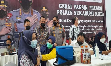 Kapolres Sukabumi Kota AKBP SY Zainal Abidin meninjau vaksinasi di Gedunh BBPBAT Kota Sukabumi, Sabtu (23/10)