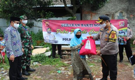 Ilustrasi pemberian paket sembako.