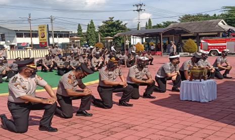 Kapolres Sumedang AKBP Eko Prasetyo saat melaksanakan prosesi korp raport kenaikan pangkat di Mapolres