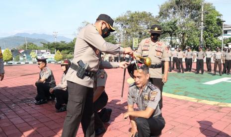 Kapolres Sumedang, AKBP Eko Prasetyo saat upacara kenaikan pangkat personelnya.