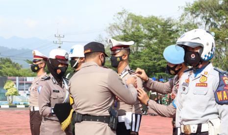 Kapolres Sumedang, AKBP Eko Prastetyo saat memimpin Apel Gelar Pasukan Operasi Lodaya 2022 di Mapolrea Sumedang