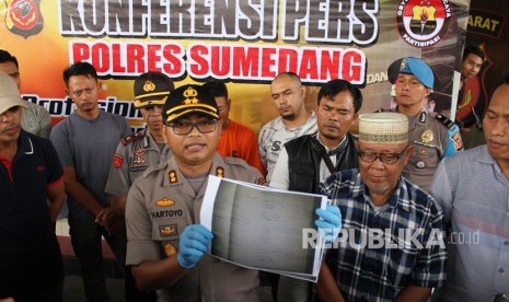 Kapolres Sumedang, AKBP Hartoyo tengah melaksanakan press release tentang  seorang warga yang mengkapak warga lainnya di mesjid, Jumat (15/2).