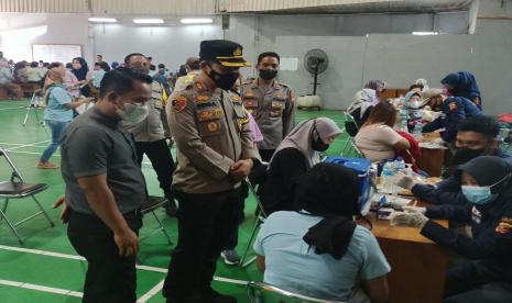 Kapolres Sumedang, AKBP Indra Setiawan meninjau vaksinasi Covid-19 untuk karyawan PT Kahatex.