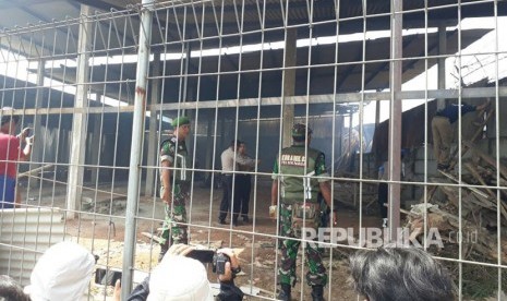 Kapolres Tangerang Kota, Kombes Pol Harry Kurniawan sedang melakukan olah TKP di sekitar pabrik kembang api yang terbakar, Jumat (27/10).