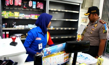 Minimarket di Pondok Cabe, Tangerang Selatan. Jumlah minimarket di Tangsel sudah ribuan unit dan mengepung pasar tradisional.