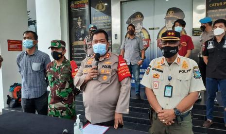 Kapolres Tangsel AKBP Iman Imanuddin (tengah).  Polisi mengamankan sebanyak 10 orang terkait dugaan pelanggaran penerapan pemberlakuan pembatasan kegiatan masyarakat (PPKM) level 4 di kawasan Kelapa Dua, Kabupaten Tangerang Selatan. Mereka dimintai keterangan usai polisi mendapati adanya dua tempat usaha yang melanggar aturan. 