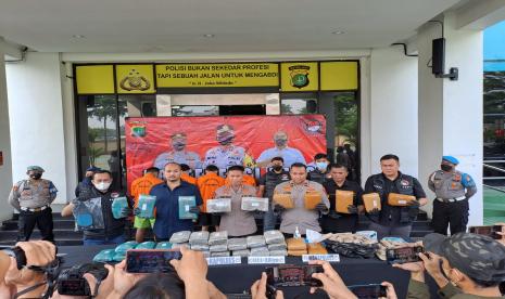 Kapolres Tangsel AKBP Sarly Sollu (tengah) berbicara dalam konferensi pers.