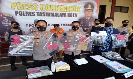 Kapolres Tasikmalaya Kota, AKBP Aszhari Kurniawan, dan Kabid Humas Polda Jabar, Kombes Pol Ibrahim Tompo, menunjukkan barang bukti saat konferensi pers terkait pembunuhan di Polres Tasikmalaya Kota, Jumat (20/5/2022). Seorang WNA asal Pakistan ditetapkan sebagai tersangka dalam kasus pembunuhan tersebut. 