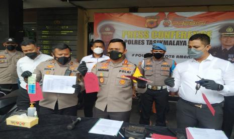 Kapolres Tasikmalaya Kota, AKBP Aszhari Kurniawan, menunjukkan barang bukti kejahatan.