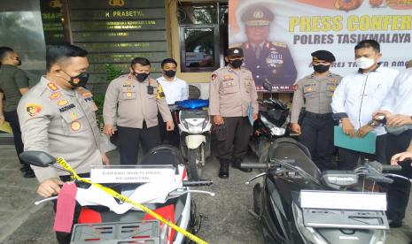 Kapolres Tasikmalaya Kota, AKBP Aszhari Kurniawan, menunjukkan barang bukti dalam kasus curanmor, Senin (7/3/2022). Polres Tasikmalaya Kota merilis kasus curanmor di Mapolres Tasikmalaya Kota. 