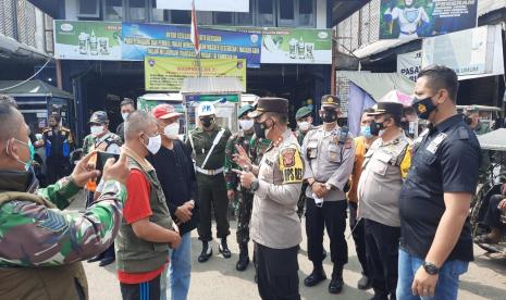 Kapolres Tasikmalaya Kota, AKBP Doni Hermawan memantau aktivitas di Pasar Cikurubuk Kota Tasikmalaya, Ahad (4/7).