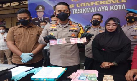 Kapolres Tasikmalaya Kota AKBP Doni Hermawan memperlihatkan uang palsu saat konferensi pers pengungkapan kasus peredaran uang palsu, Rabu (28/4). 